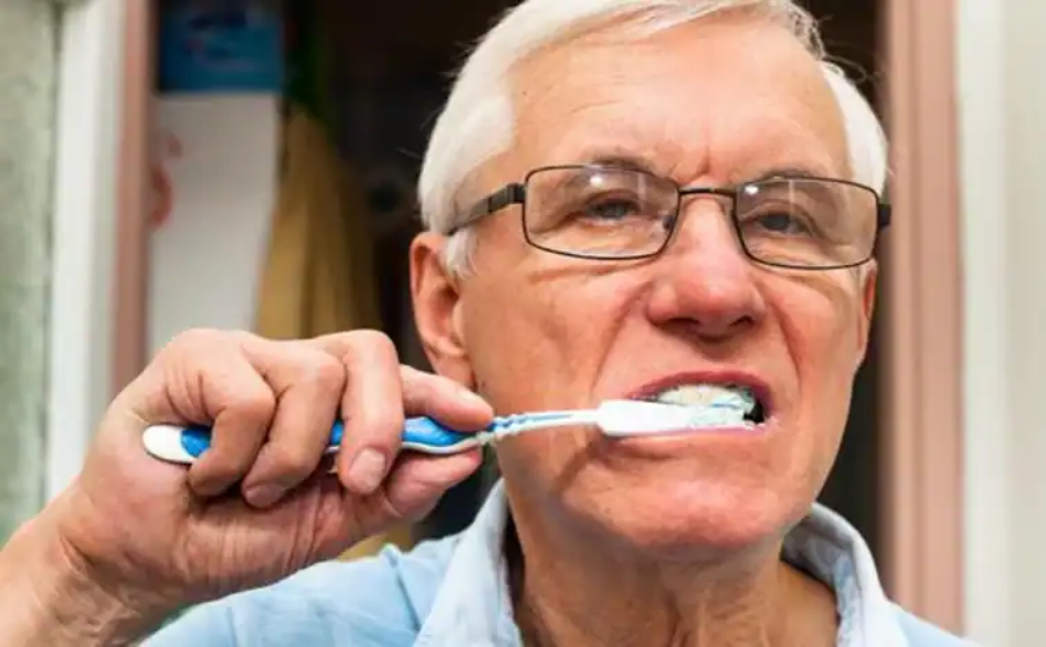 Los horribles hábitos que los dentistas quieren que dejes de hacer ya
